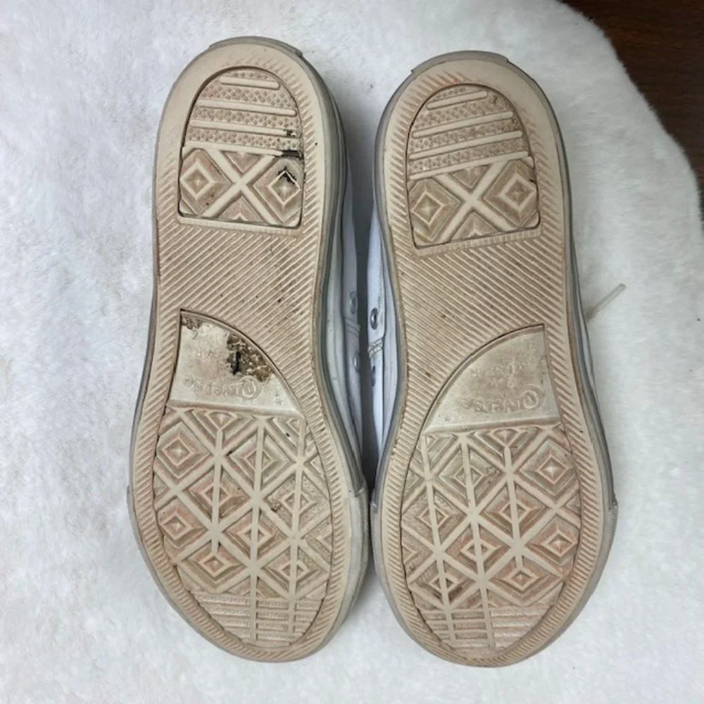 Converse All Star Low Top Leather Chuck Taylor size 4 Junior/Women's 6‎